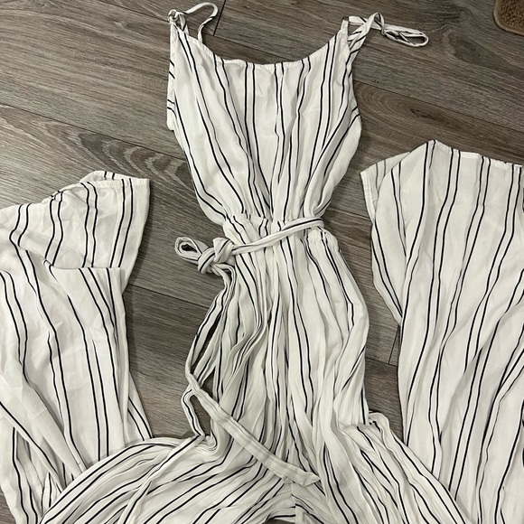 Jumpsuit open leg V neck - Picture 2 of 4